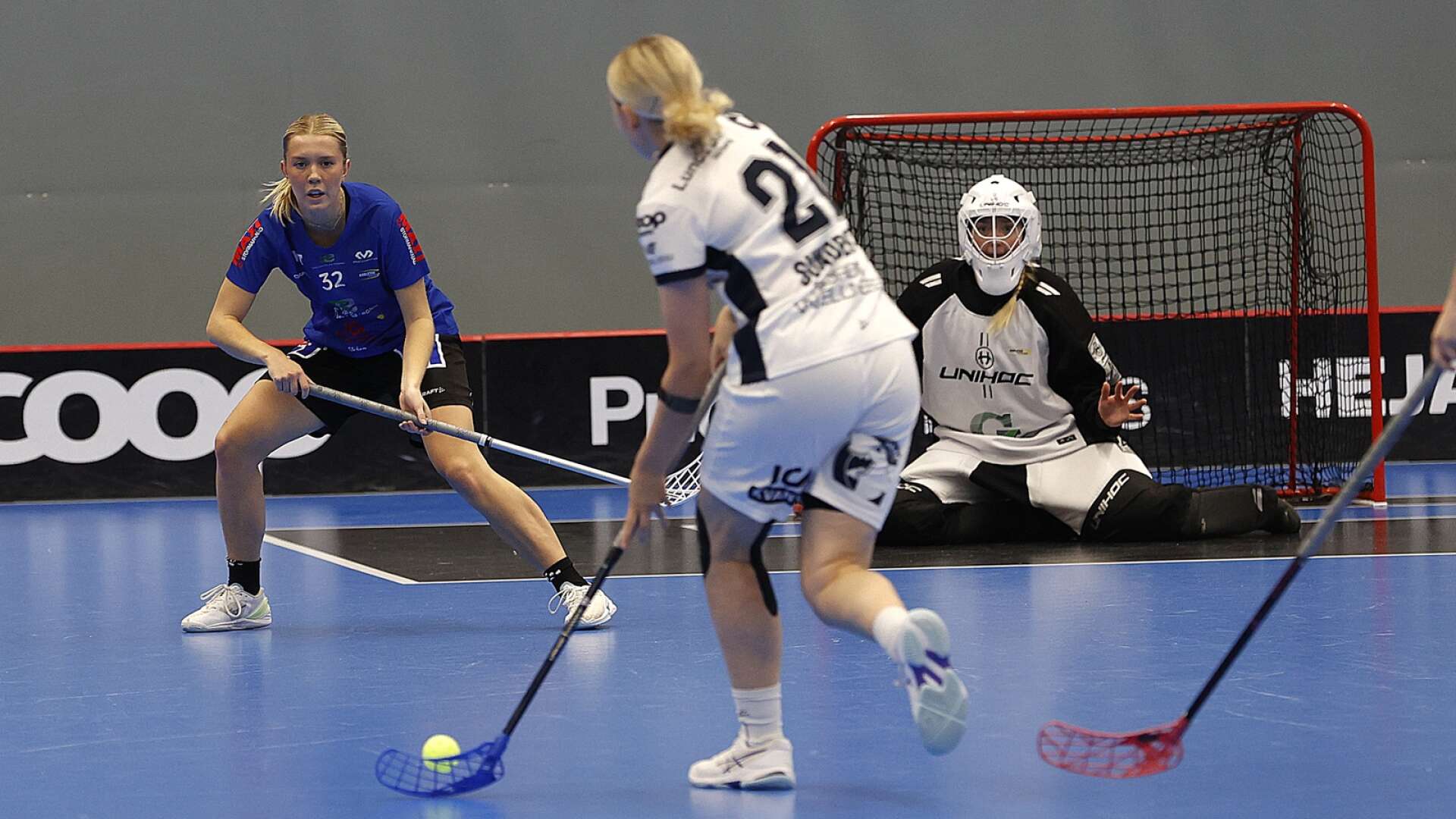 Jessica Rolf och Amanda Karlsson försvarar Karlstads mål mot Warbergs Ida Sundberg.