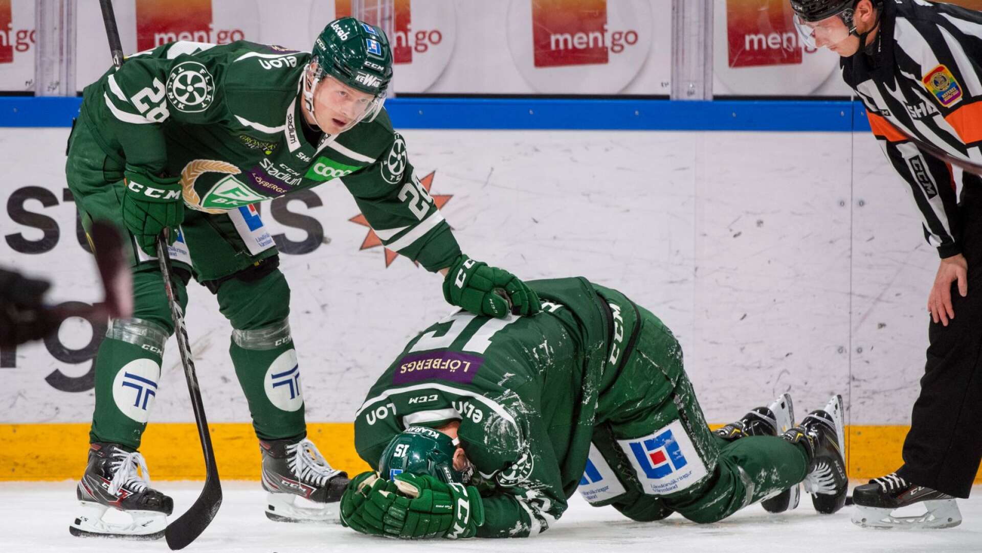 Linus Arnesson klappar om Gustav Rydahl efter att lagkaptenen blivit liggande efter tacklingen från Niclas Andersén.