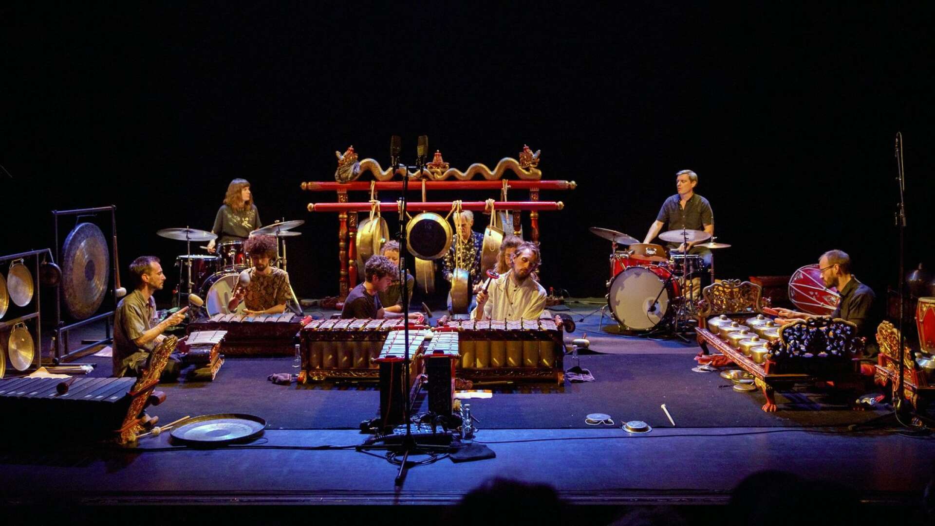 Ensemble Nist-Nah använder sig av en mängd olika rytminstrument.
