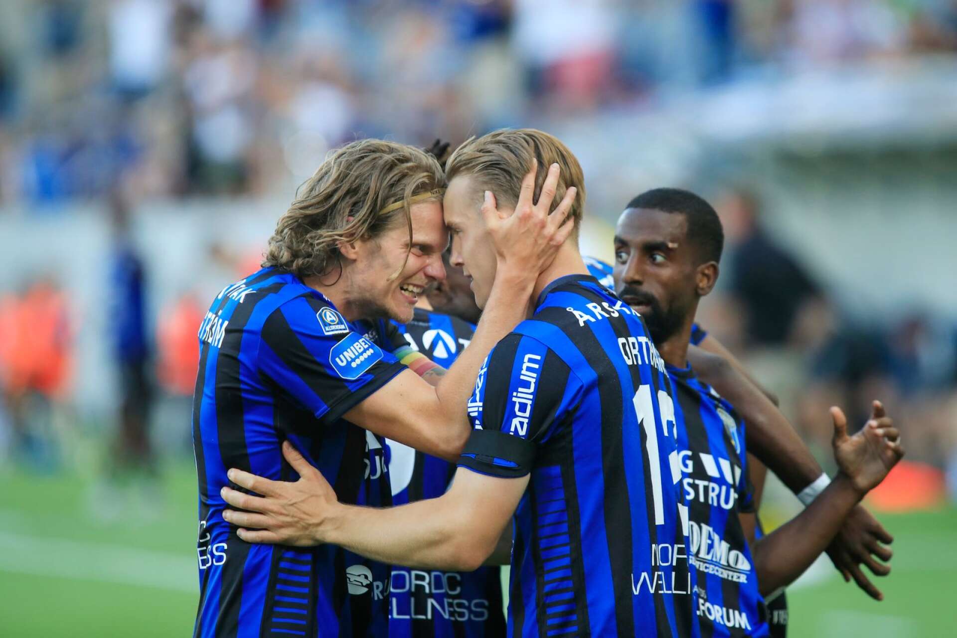 Jacob Ortmark (i mitten) kramas om av Tim Björkström efter att ha satt 2–1 till Sirius mot Mjällby den 4 juli.