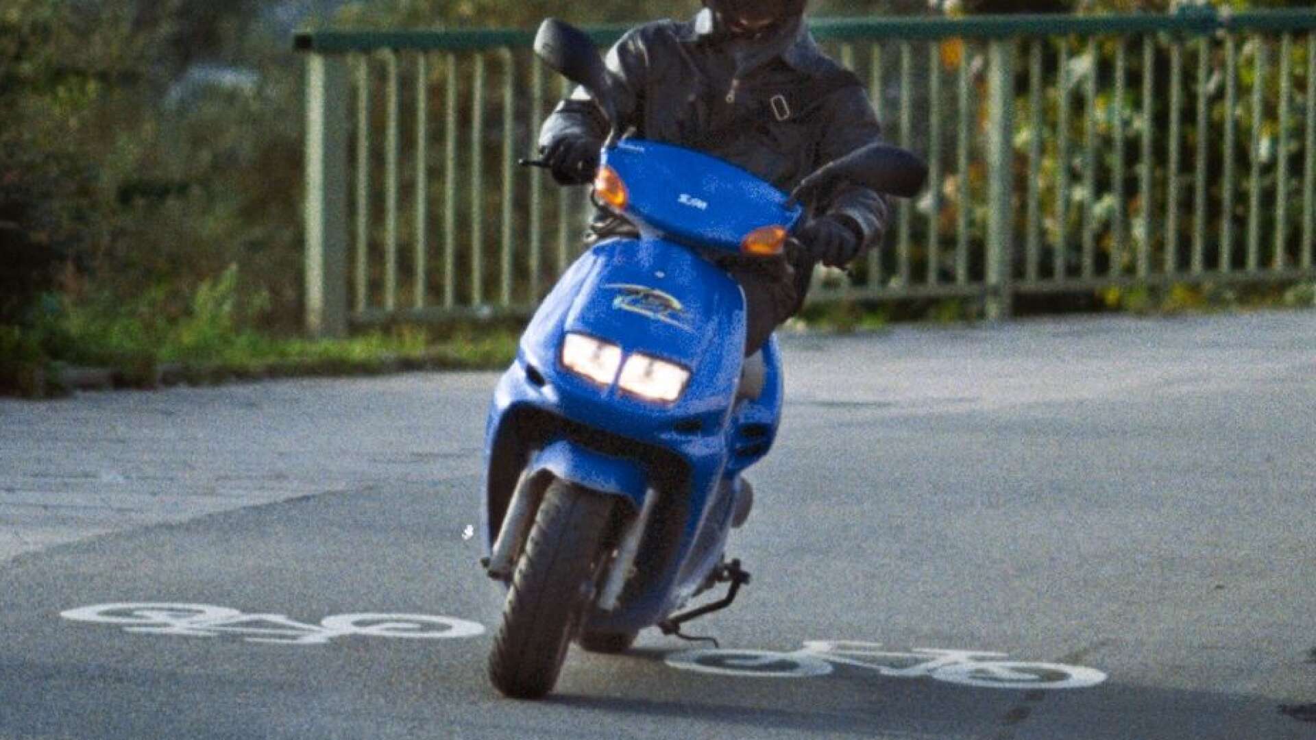 Mopedförarens framfart slutade på Saxlyckevägen i Karlskoga.
