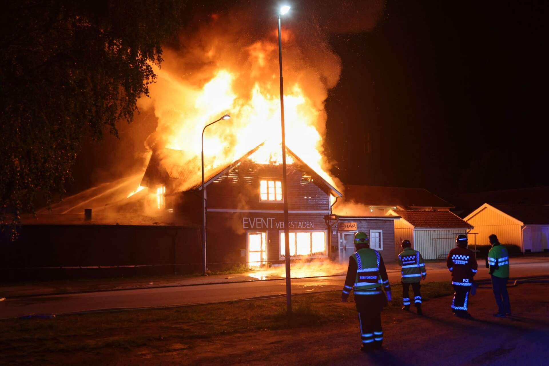Den kraftiga branden totalförstörde Eventverkstadens lokaler. 