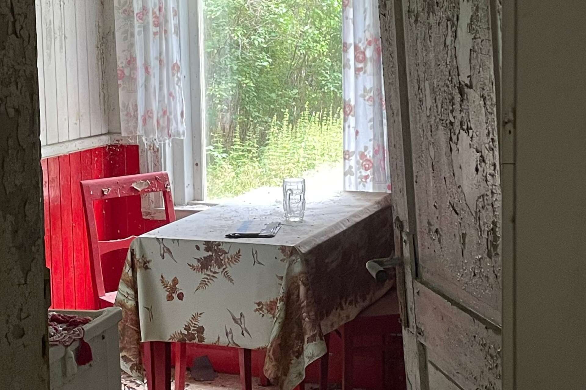 Ett litet hus i skogskanten på gränsen mellan Närke och Värmland. En mäktig ödehusspis finns i vardagsrummet.