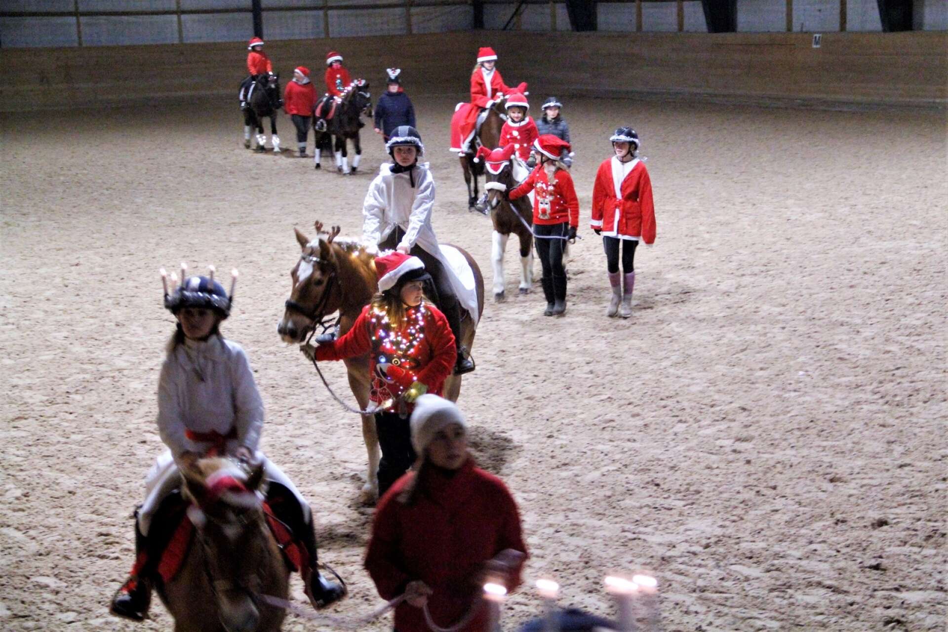 Det ridande luciaföljet är en stämningsfull och traditionsrik del av Åmåls ridklubbs julshow.