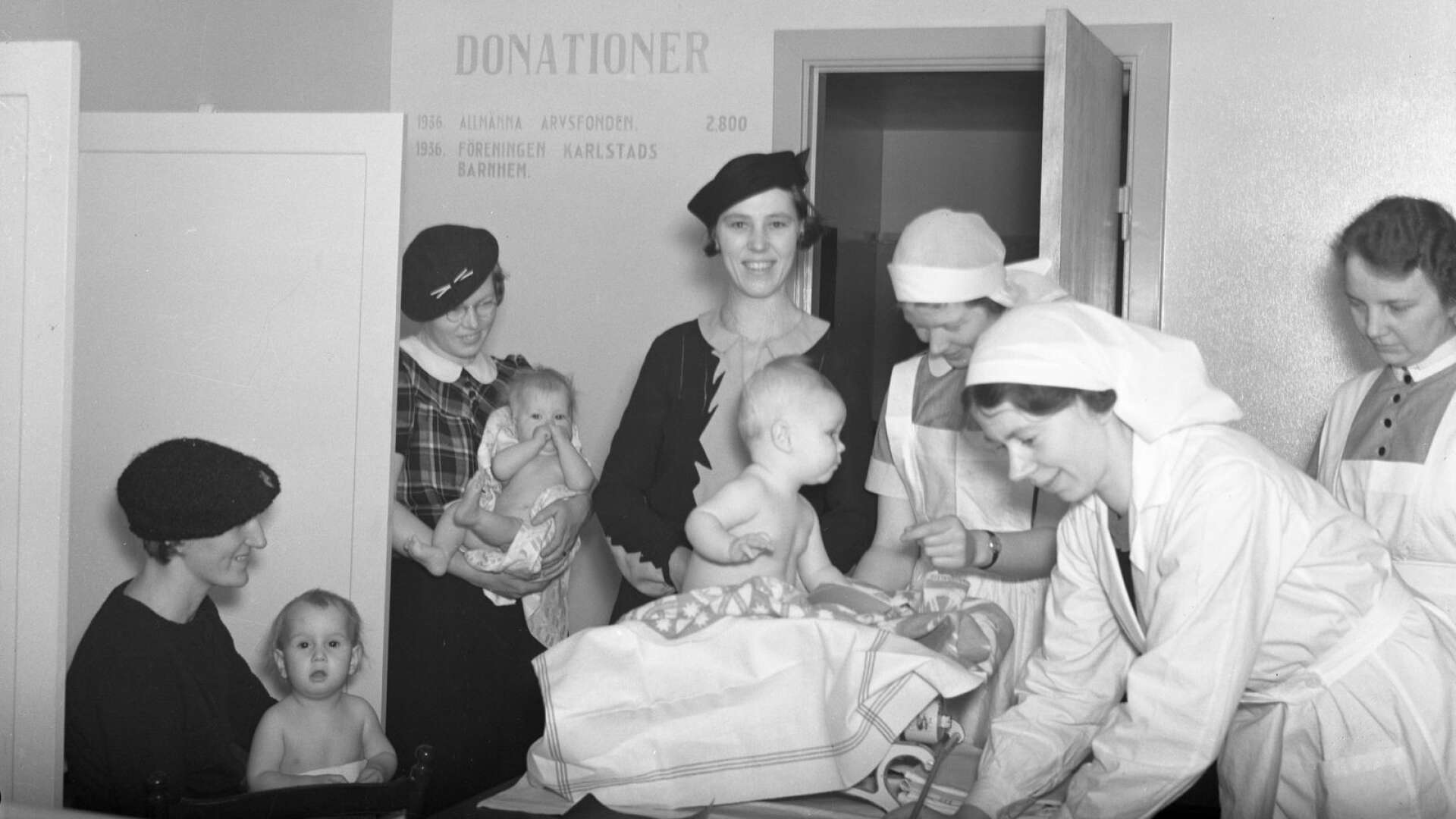 Ett gäng nyblivna mammor och deras barn i Karlstads barnavårdscentrals nya lokaler efter flytten till Västra Kyrkogatan 1937.
