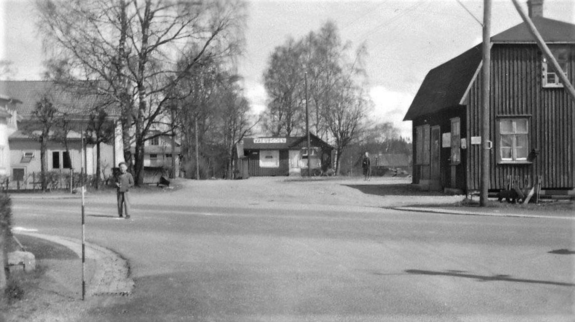 En bild där alla husen försvunnit. Gamla &quot;Koopra&quot;, Varuboden, Huset där Jordbruksbanken fanns och Arvidssons skoaffär längst bort i backen.