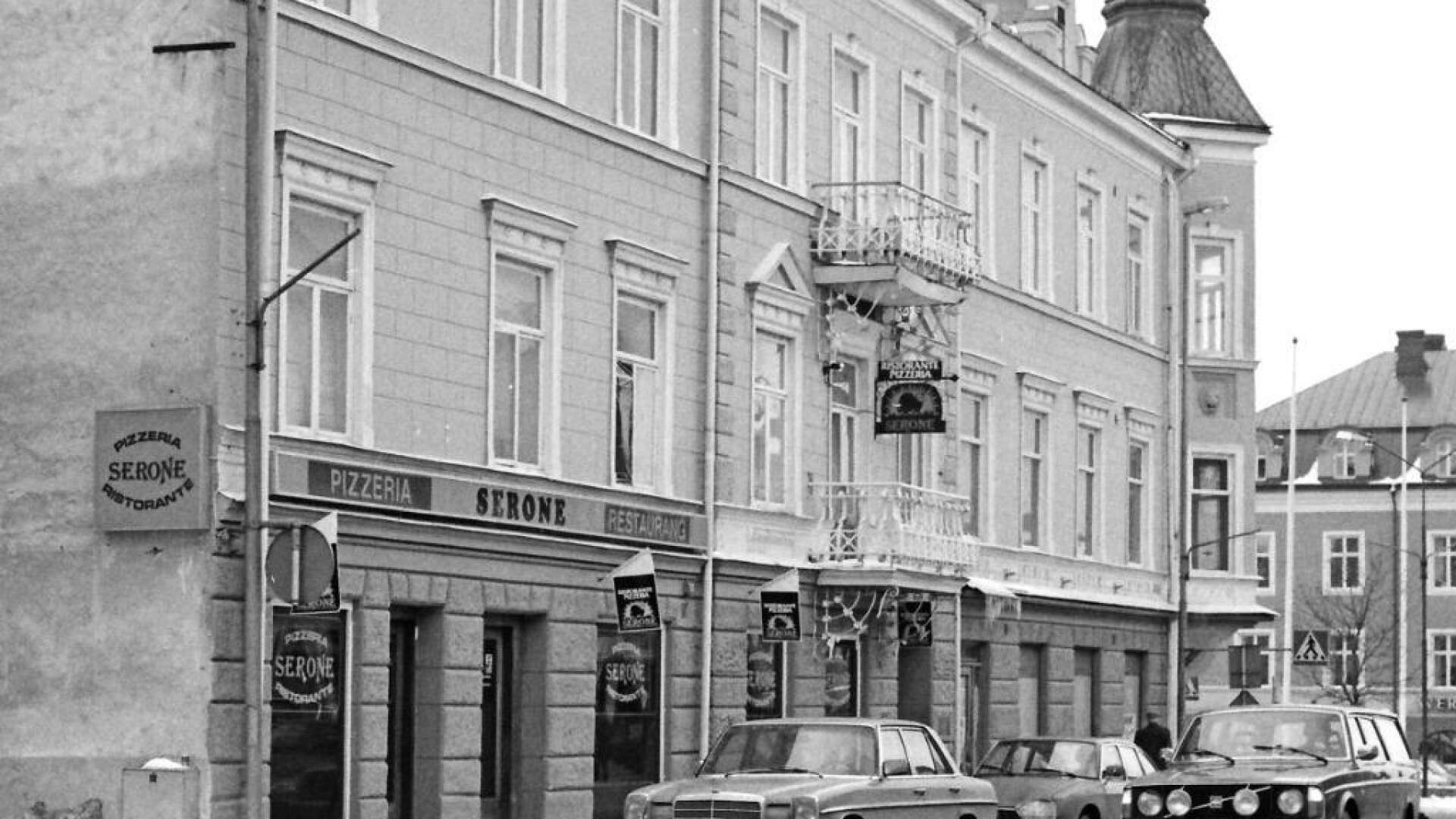 Där Wendels Ur &amp; Guld och Ekelunds herrekipering en gång höll till fick Säffle med tiden sin första pizzeria. Det var Serone. Bilden togs 1981.