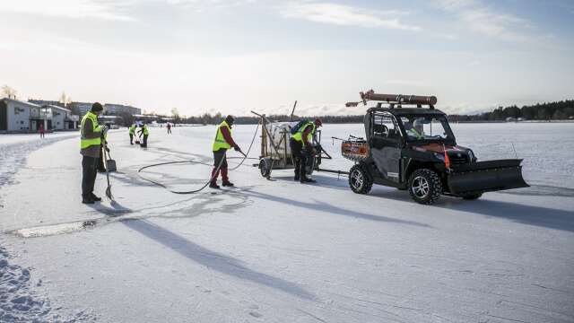 Isen på Mariebergsviken har frusit och under fredag eftermiddag kommer en bana att plogas. Arkivbild.