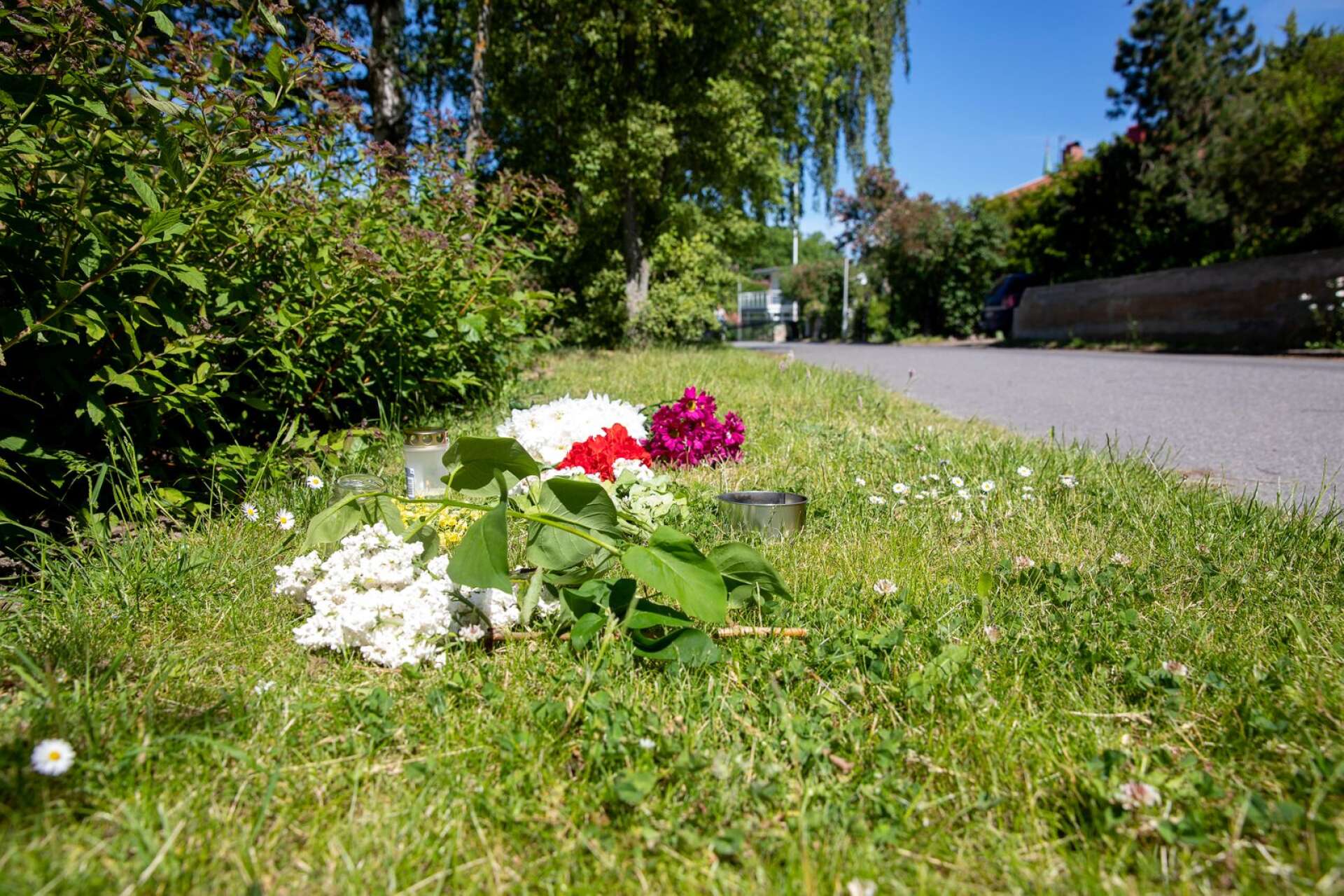 Blommor på mordplatsen på Dalgatan i Linköping dagen efter gripandet av mannen som erkände dubbelmordet i Linköping 2004.