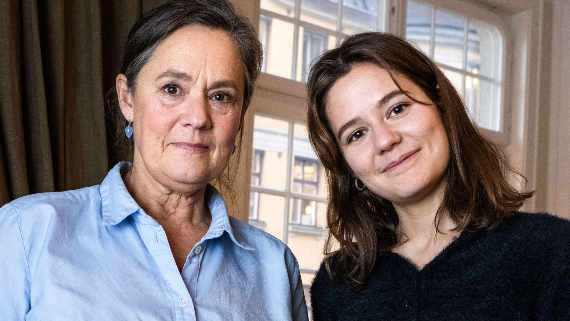 Mamma Pernilla August och dotter Asta Kamma August spelar sin rollfigur fast med 20 års mellanrum i 'Händelser vid vatten'.
