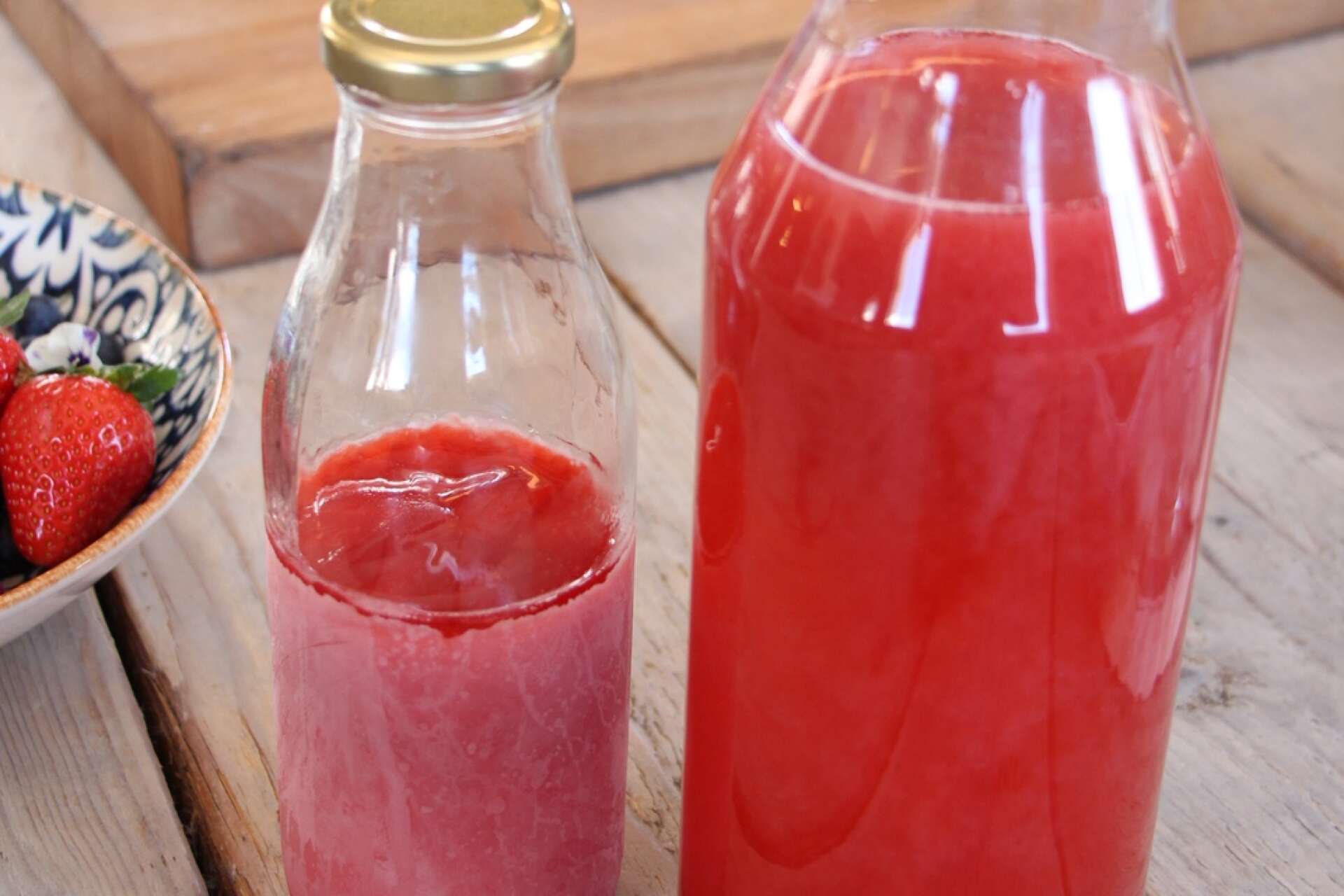 Fyll en flaska med kallrörd jordgubbssaft till hälften. Lägg i frysen över natten. Fyll upp dagen därpå med mer saft. Nu håller sig drycken kall länge.