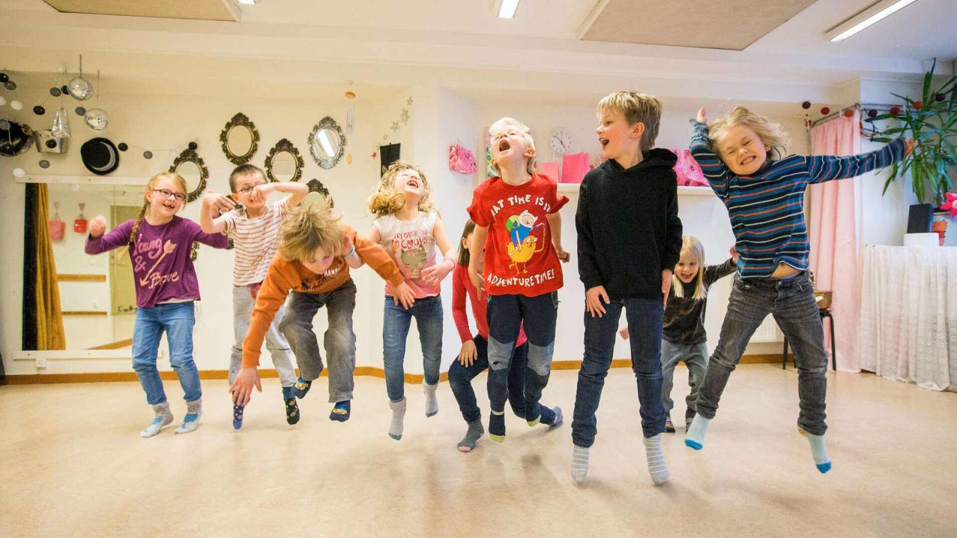 Barnen i Minimusikal dansar, sjunger och leker för att stärka sig själva och bli modigare.