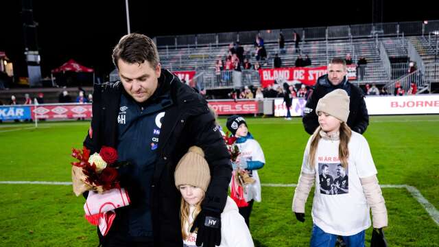 Andreas Holmberg och Tobias Solberg med delar av sina familjer efter matchen. 