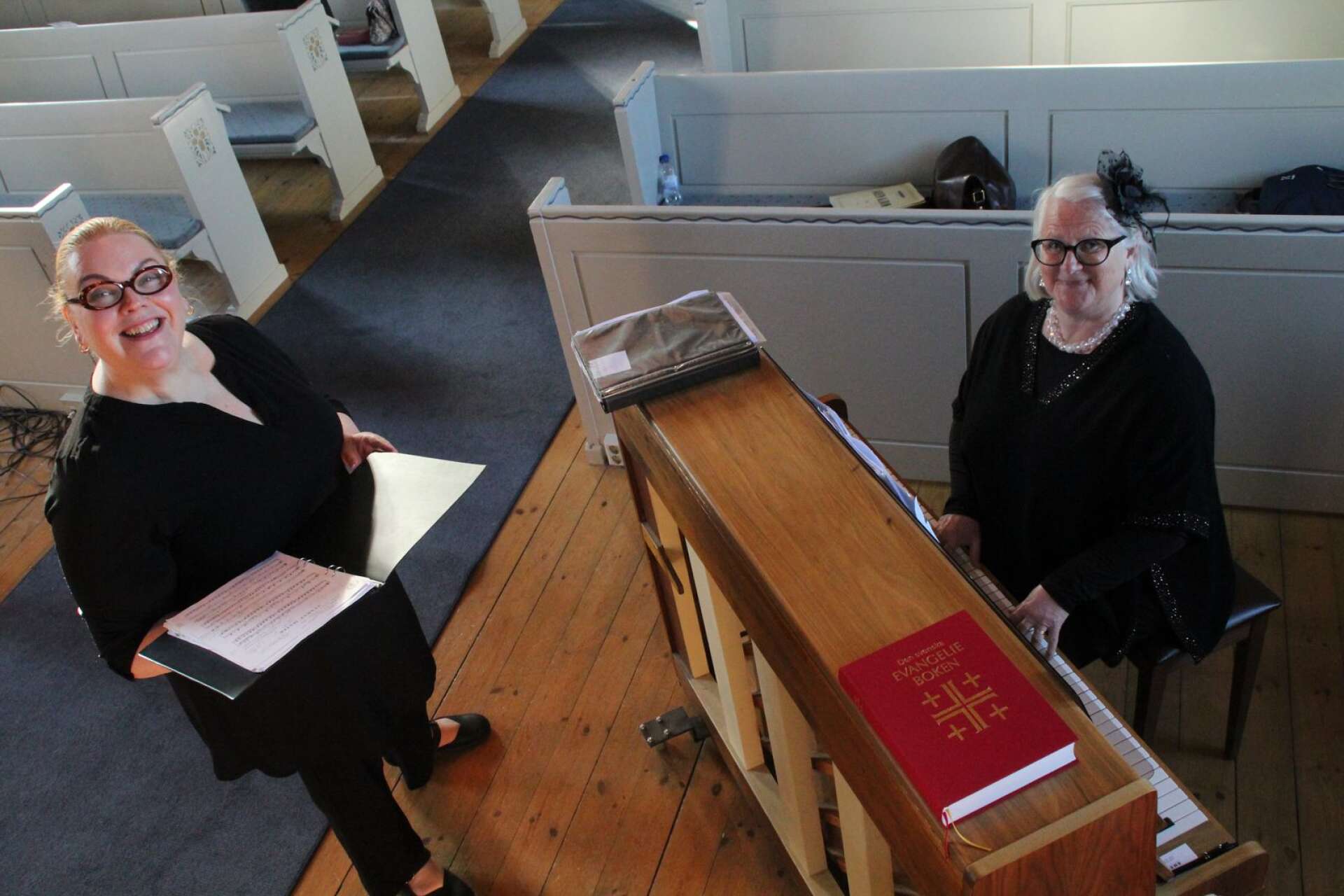 Trots en ovanlig långfredag och påsk med uteblivna påskfiranden genomförde Katarina Andersson Tchaicha och Eva-Maria Malmevik Stabat mater i Grästorps kyrka.
