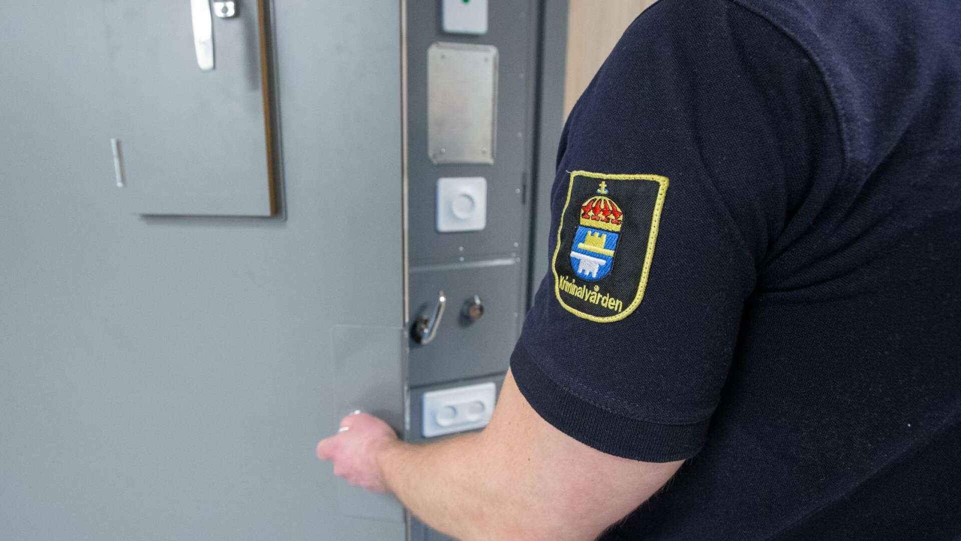Två män i Degerfors är häktade på sannolika skäl misstänkta för misshandel, olaga hot,  hot, grovt hemfridsbrott.