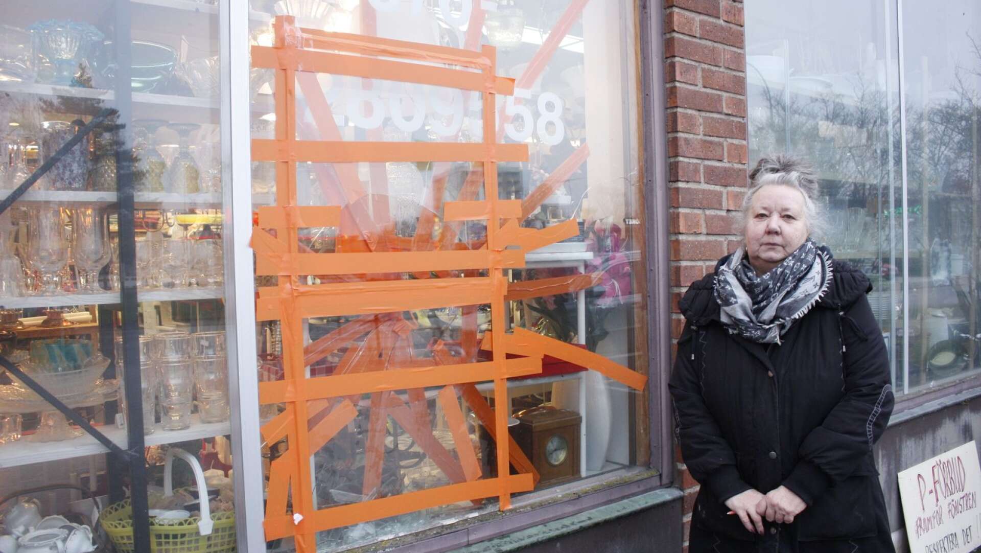 Yvonne Andersson driver second handsbutiken, Spinnrocken vid Häsängen och hon står vid en av de krossade rutorna.