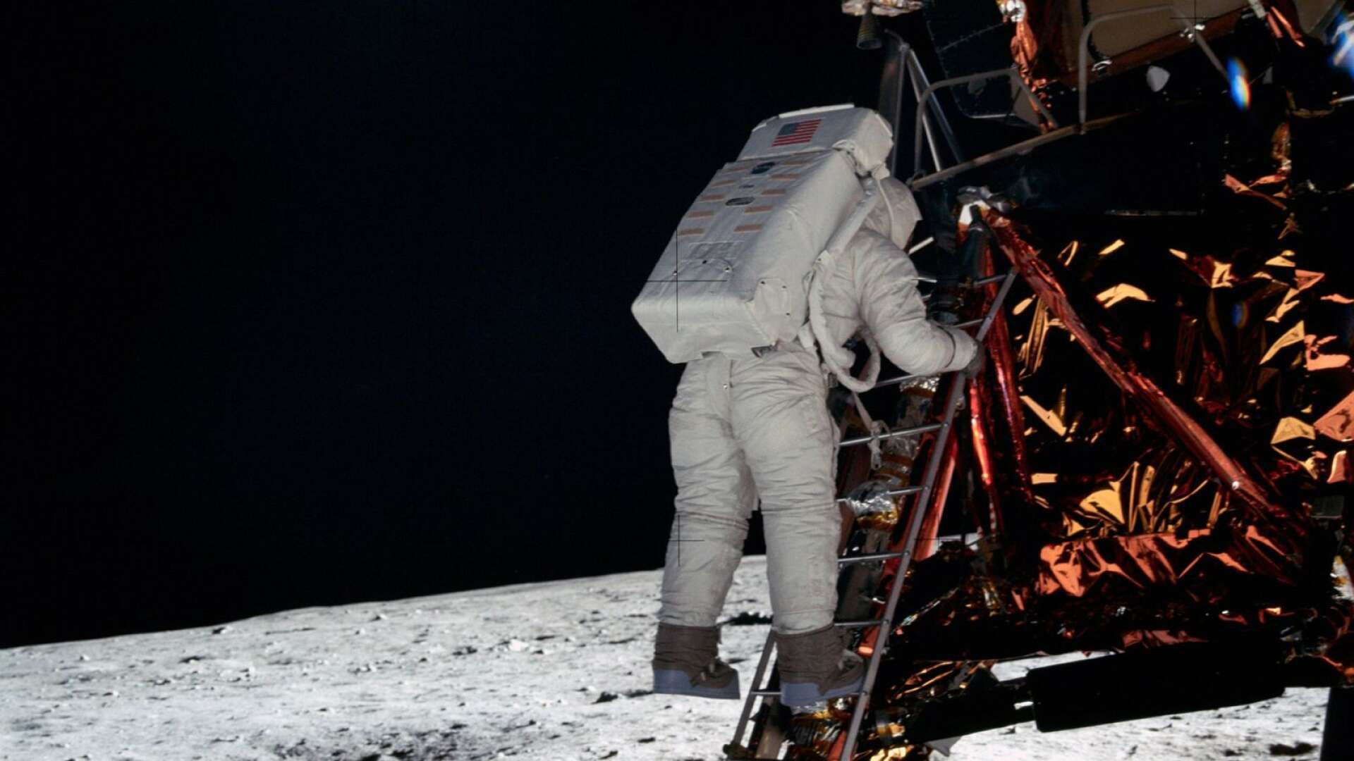 Edwin “Buzz” Aldrin kliver ner från månlandaren.