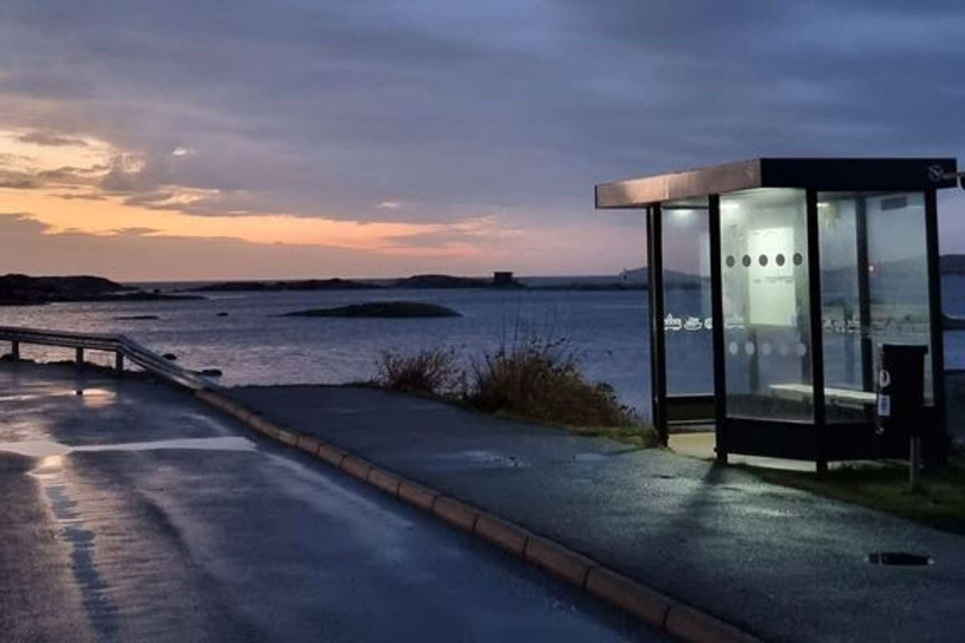 Det vinnande bidraget skickades in av Christina Ivarsson. Det visar hållplatsen Fotö i Öckerö kommun. Bilden visar hållplatsen med hav, moln och klippor i bakgrunden. 