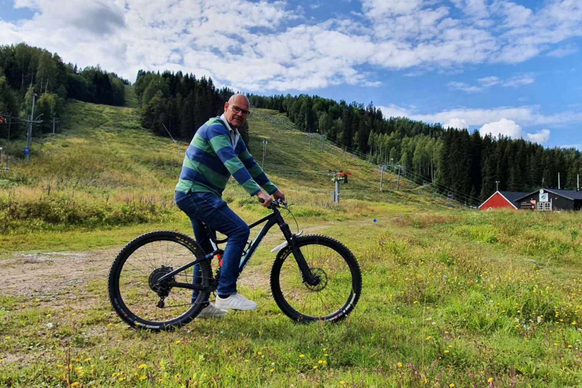 Förre FBK-stjärnan Thomas Rundqvist får en viktig roll i satsningen på cykelbanor i Ski Sunnes skidbacke. Bilden tagen av en av de tre som designat slingorna.