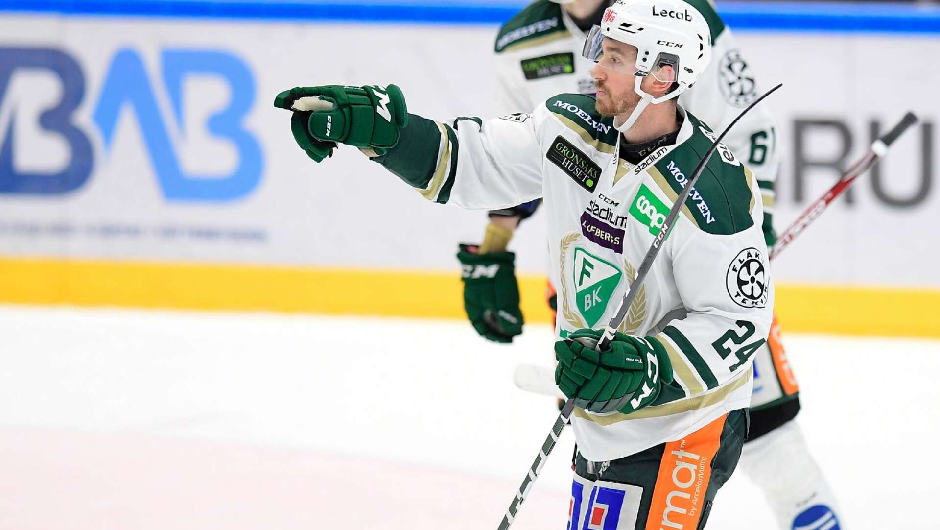 Senast midnatt, svensk tid, måste Jonathon Blum ge Färjestad besked om sin framtid. Fäörjestad har en plan B om både Blum och Vojtech Mozik försvinner till KHL.