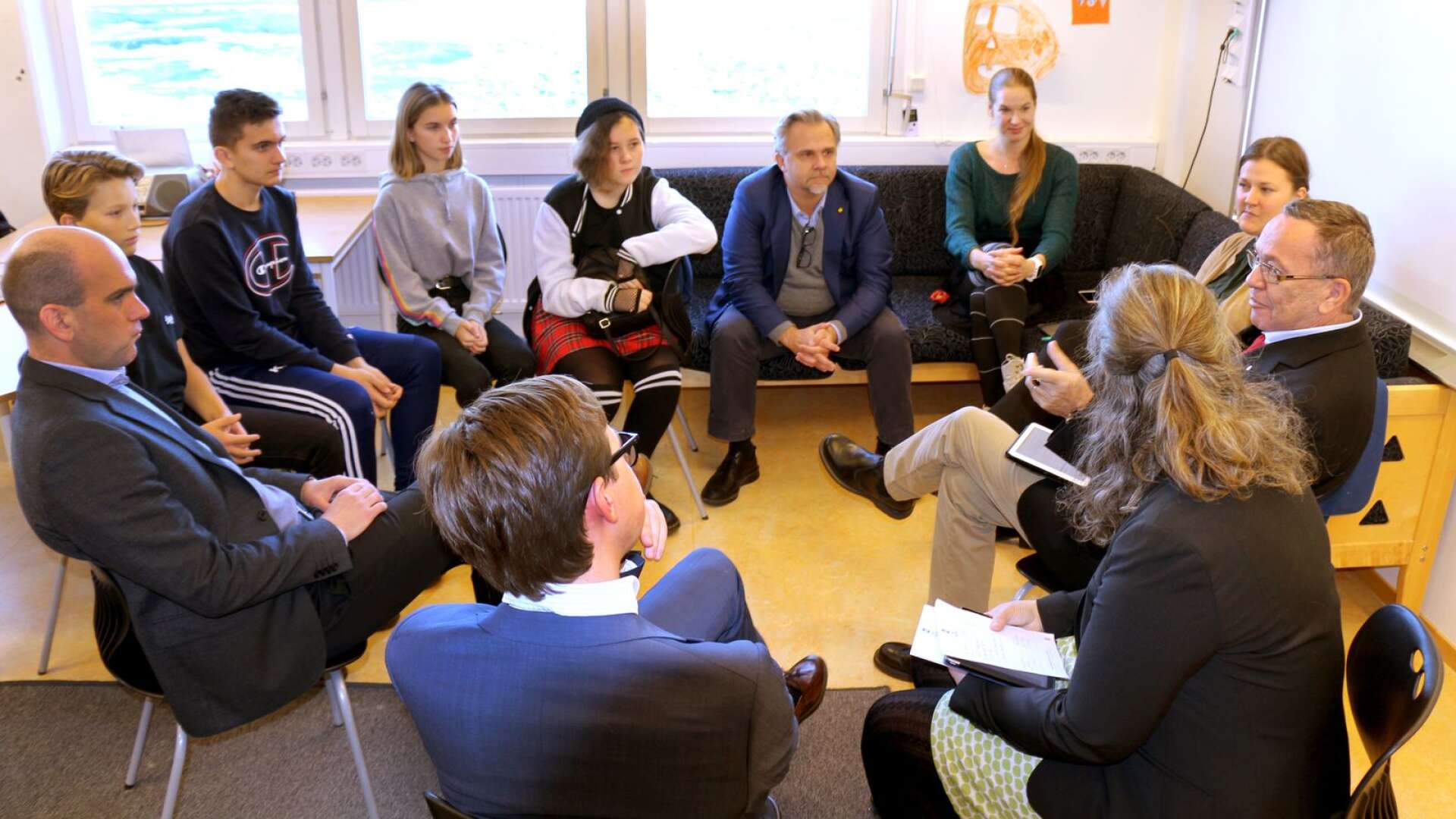 Fokus på Karlstad 2050 när elever från Mariebergsskolan träffade politiker i Översiktsplanerådet.