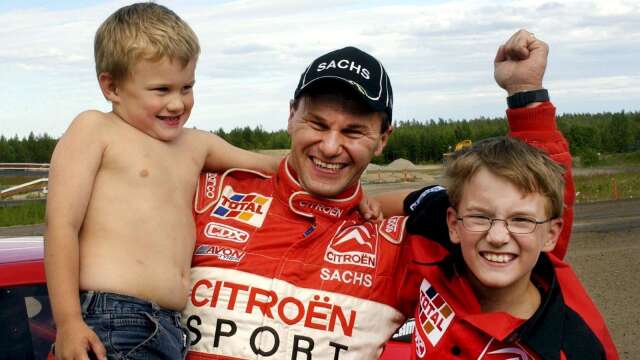 Kenneth Hansen i Höljes 2002 med sönerna Kevin och Timmy, fem respektive elva år. Nu kör de pappas hjulspår.