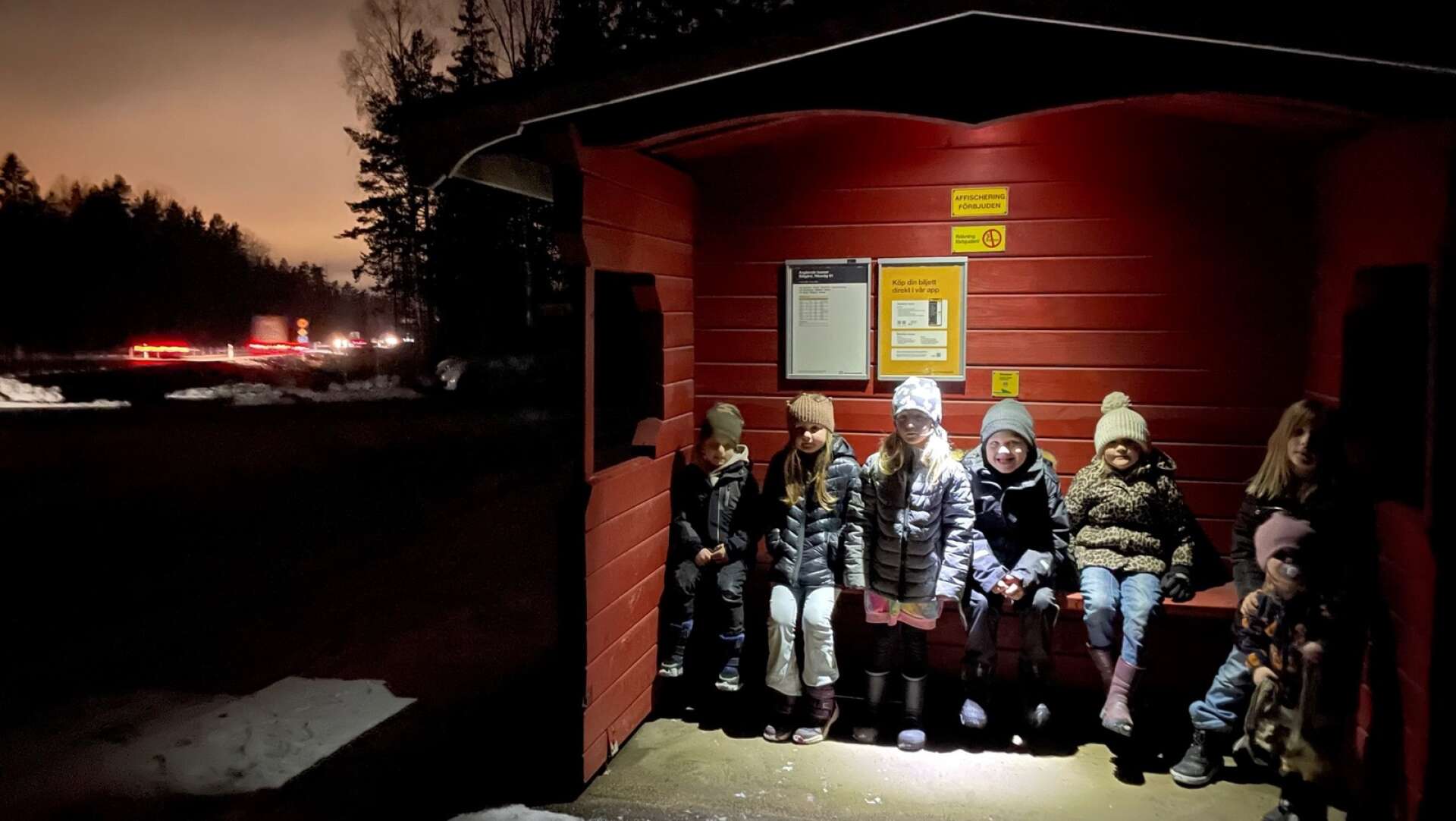De nya hållplatsskyltarna i Bålgård kommer inte till användning. Efter att sträckan dragits in hänvisas nu barnen till en buskur intill 61:an, eller en hållplats vid Långvaksvägen. 