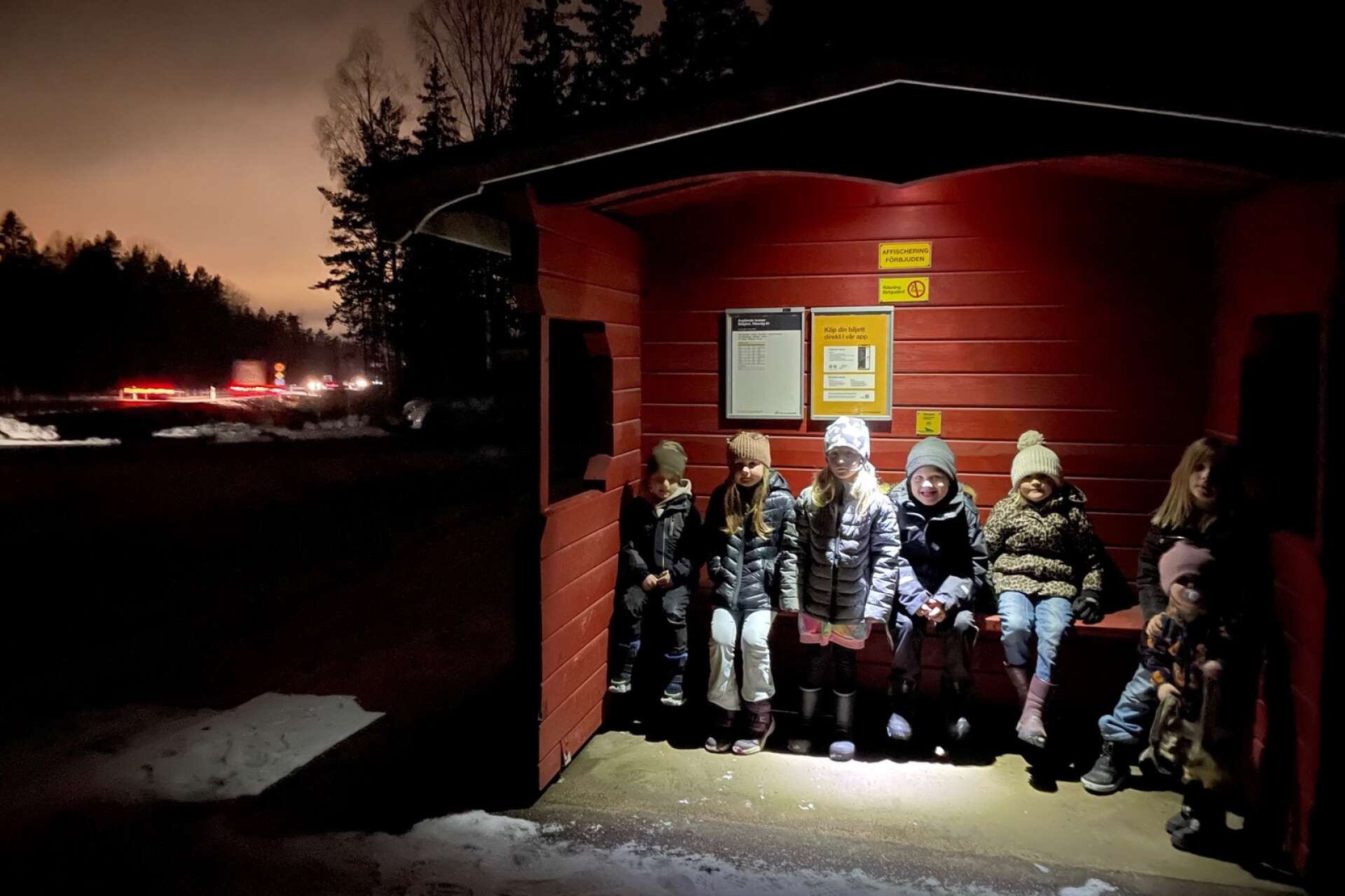 De nya hållplatsskyltarna i Bålgård kommer inte till användning. Efter att sträckan dragits in hänvisas nu barnen till en buskur intill 61:an, eller en hållplats vid Långvaksvägen. 