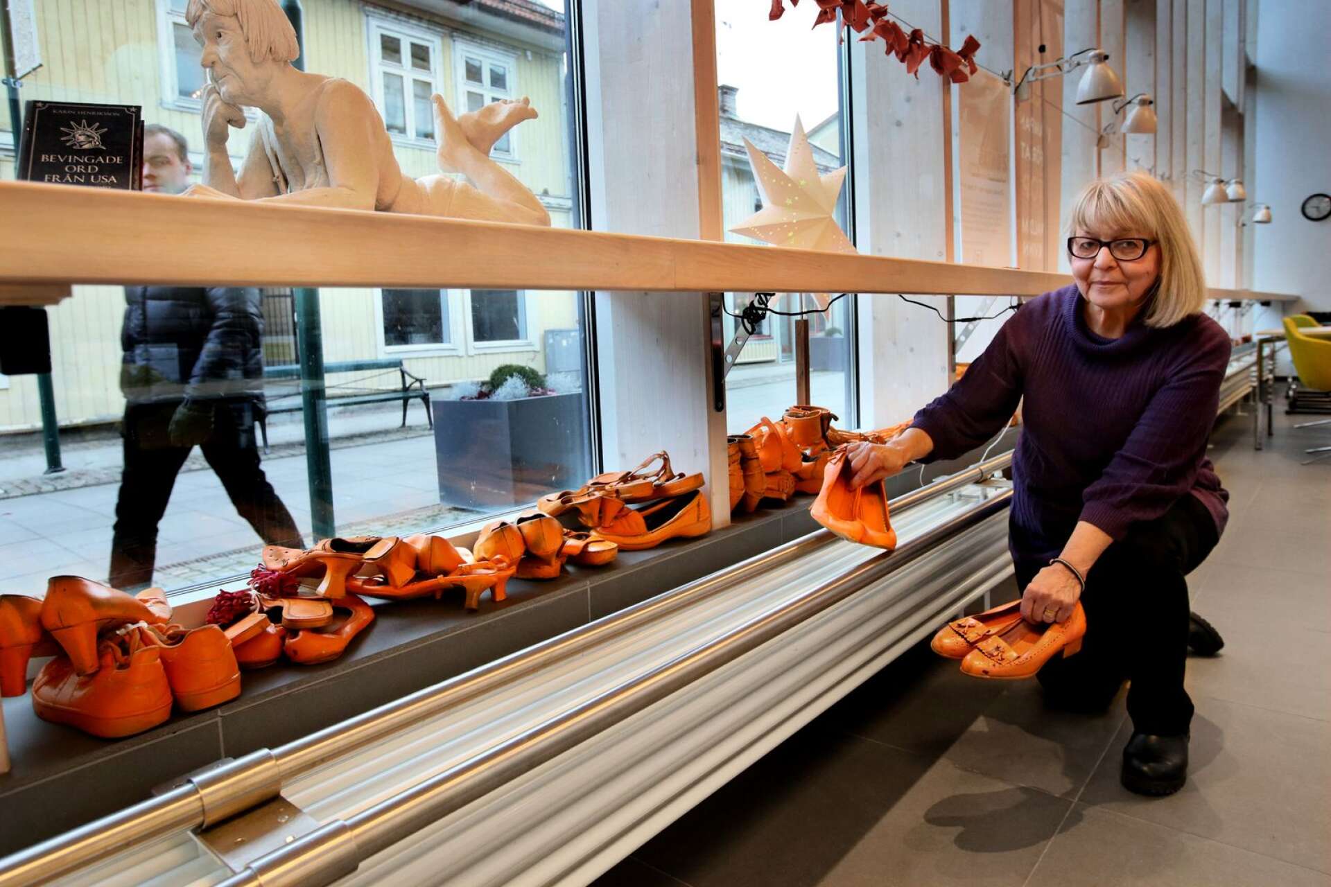 Chatarina Sjölin visar upp de 98 par skorna.