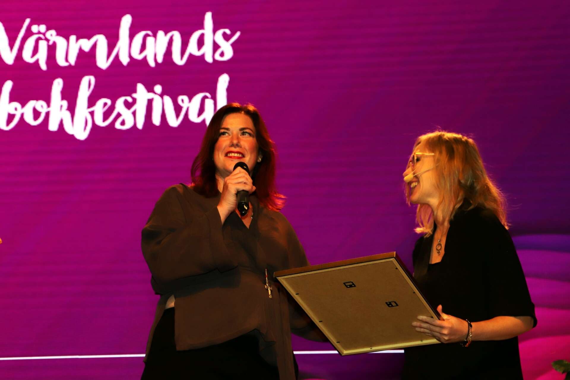 Jenny Küttim är en av årets litteraturpristagare. Priserna delades ut på Värmlands bokfestival av kultur- och bildningsnämndens ordförande Sofia Magnusson.