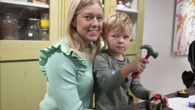 Lisa Björklund och Emil, fyra år. Lisa Björklund tycker att det finns positiva och negativa delar med skärmtid. 
