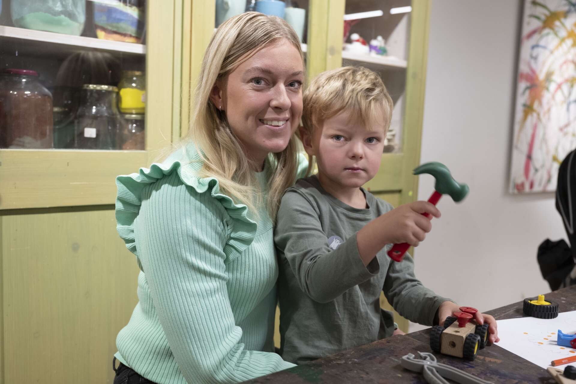 Lisa Björklund och Emil, fyra år. Lisa Björklund tycker att det finns positiva och negativa delar med skärmtid. 