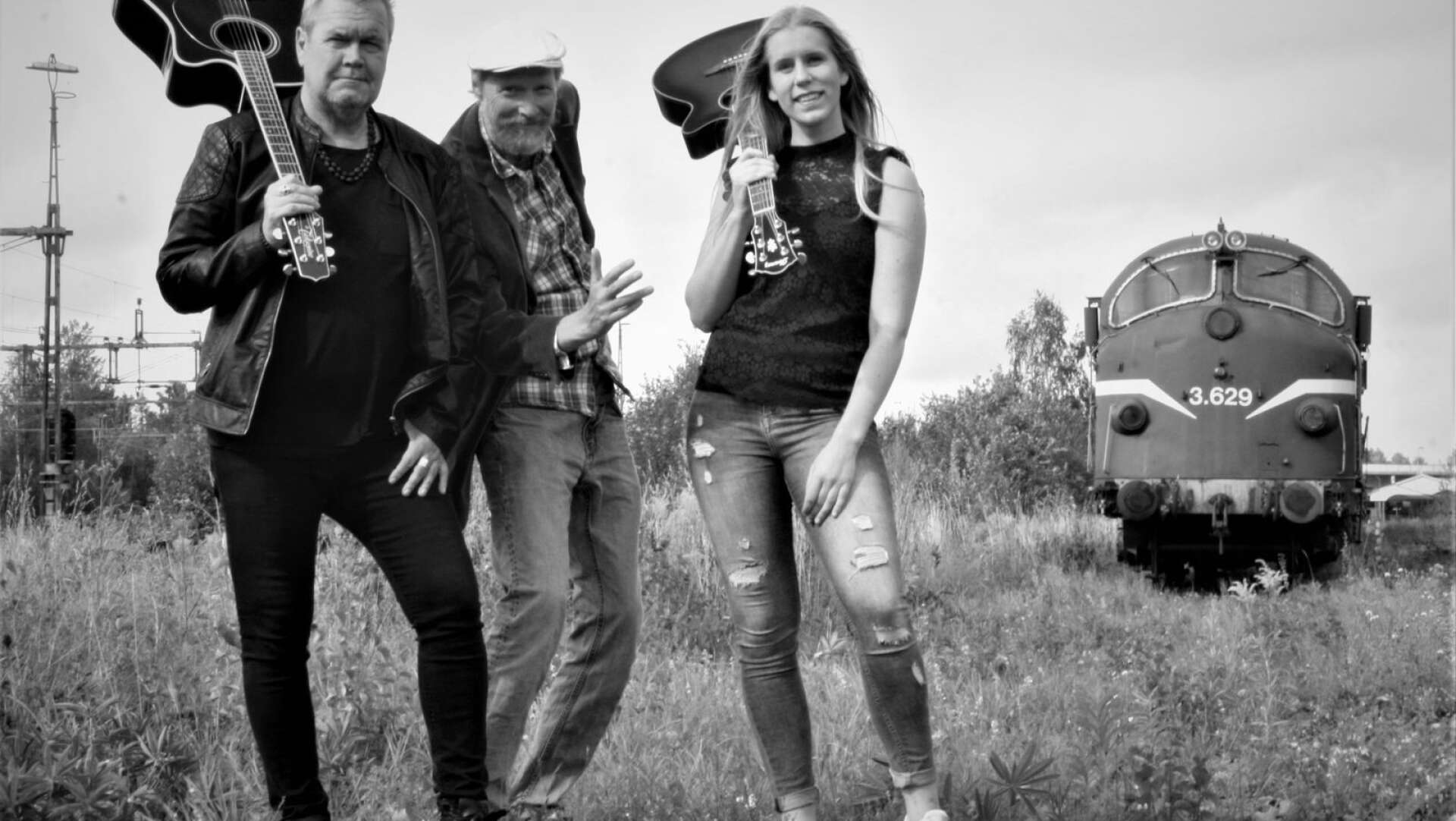 Åmålsmusikerna Dick Johansson, Gunnar Källström och Caisa Svanström intar Sagabiografen på lördag. Saknas på bilden gör Torbjörn Carlsson.