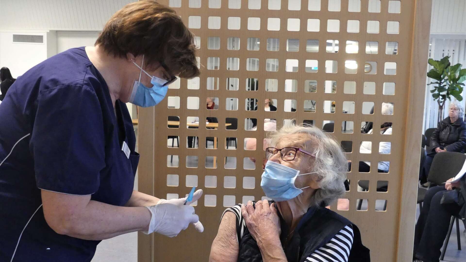 Distriktssköterska Lena Wahlström vaccinerade Ruth van de Kant mot säsongsinfluensan och gav henne samtidigt tredje vaccindosen mot covid-19.