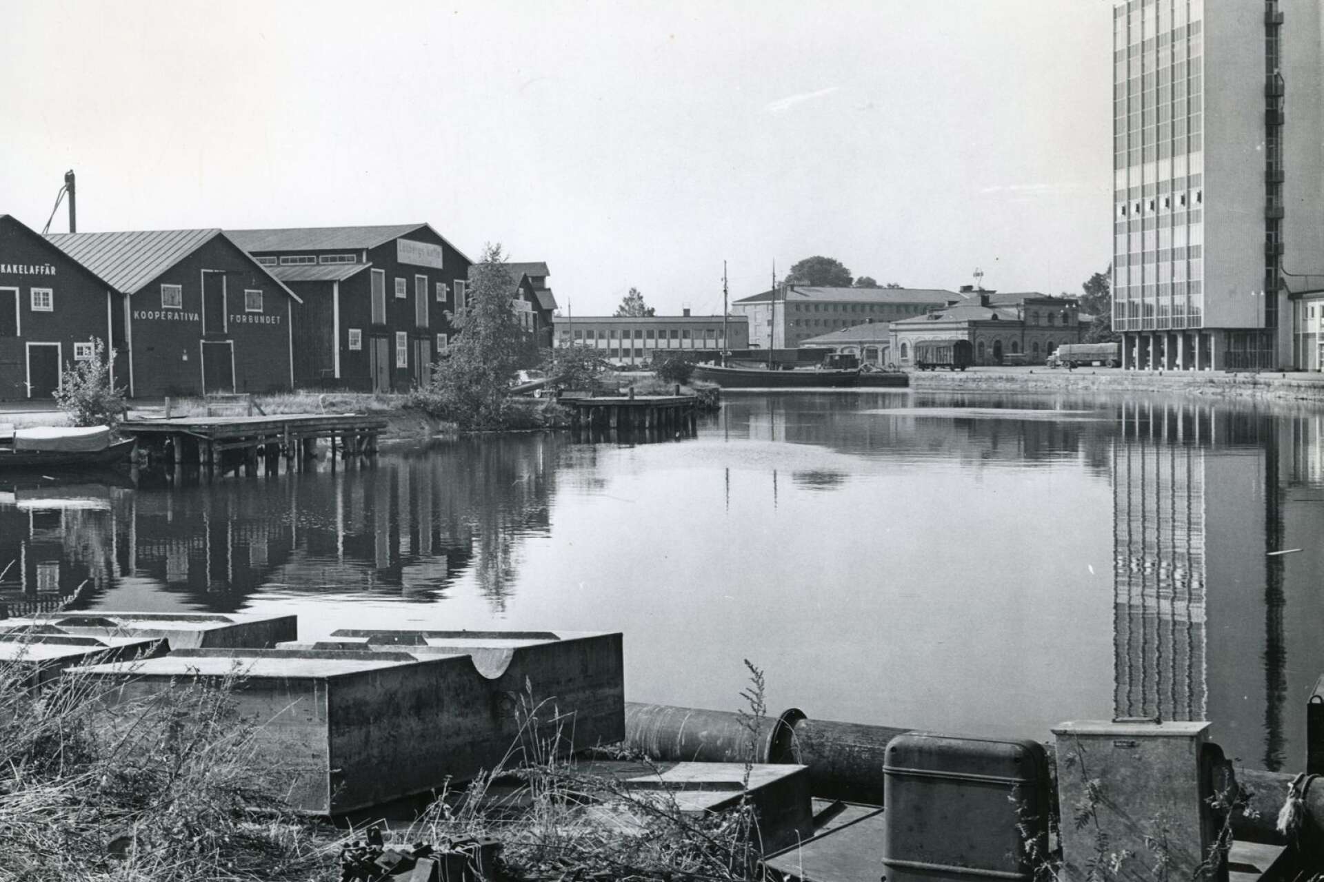 I många år var Bryggudden med omnejd ett ganska nedgånget hamnområde. I bakgrunden Löfbergsskrapan som stod färdig 1960.
