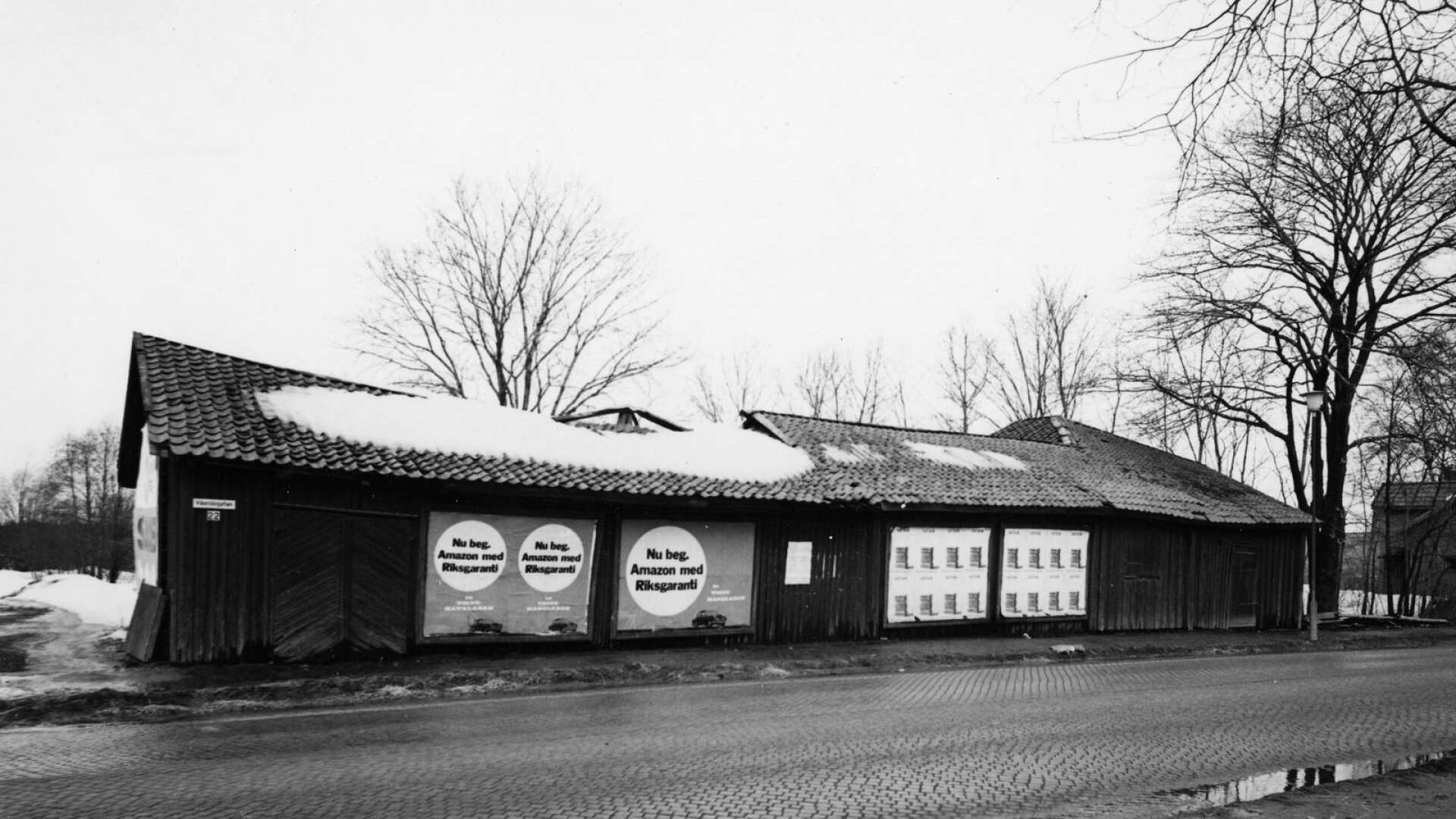 På ladans gatuskylt står det ”Våxnäsgatan 22”. Bilden är från 1966.