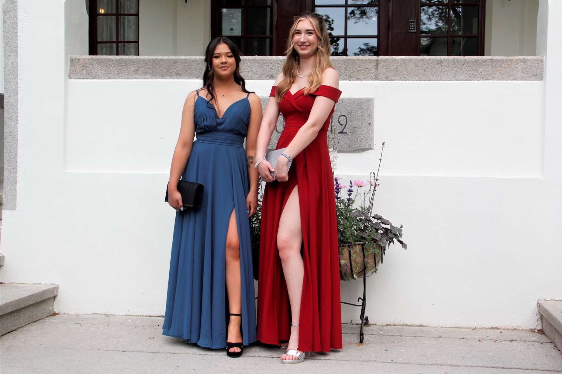 Nicole dela Cruz och Felicia Gunninge poserade på herrgårdstrappan i sina fina klänningar.
