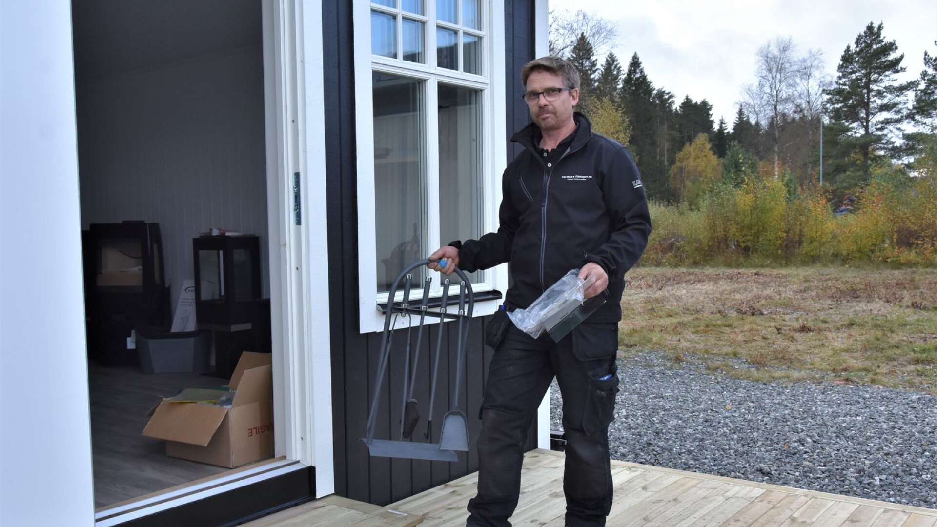 Peder Jansson Eds Bleck  Plåtslageri blir återförsäljare av kaminer.