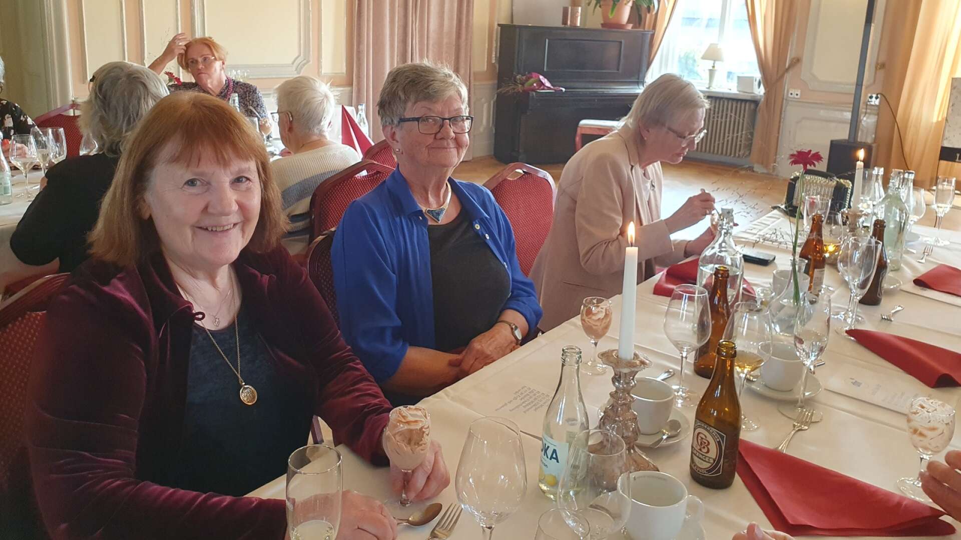 Margareta Stang och Kerstin Grundberg från PRO Åmål, samt Marianne Enocksson från DHR region Västra Götaland, firade att DHR Åmål fyller 60 år.