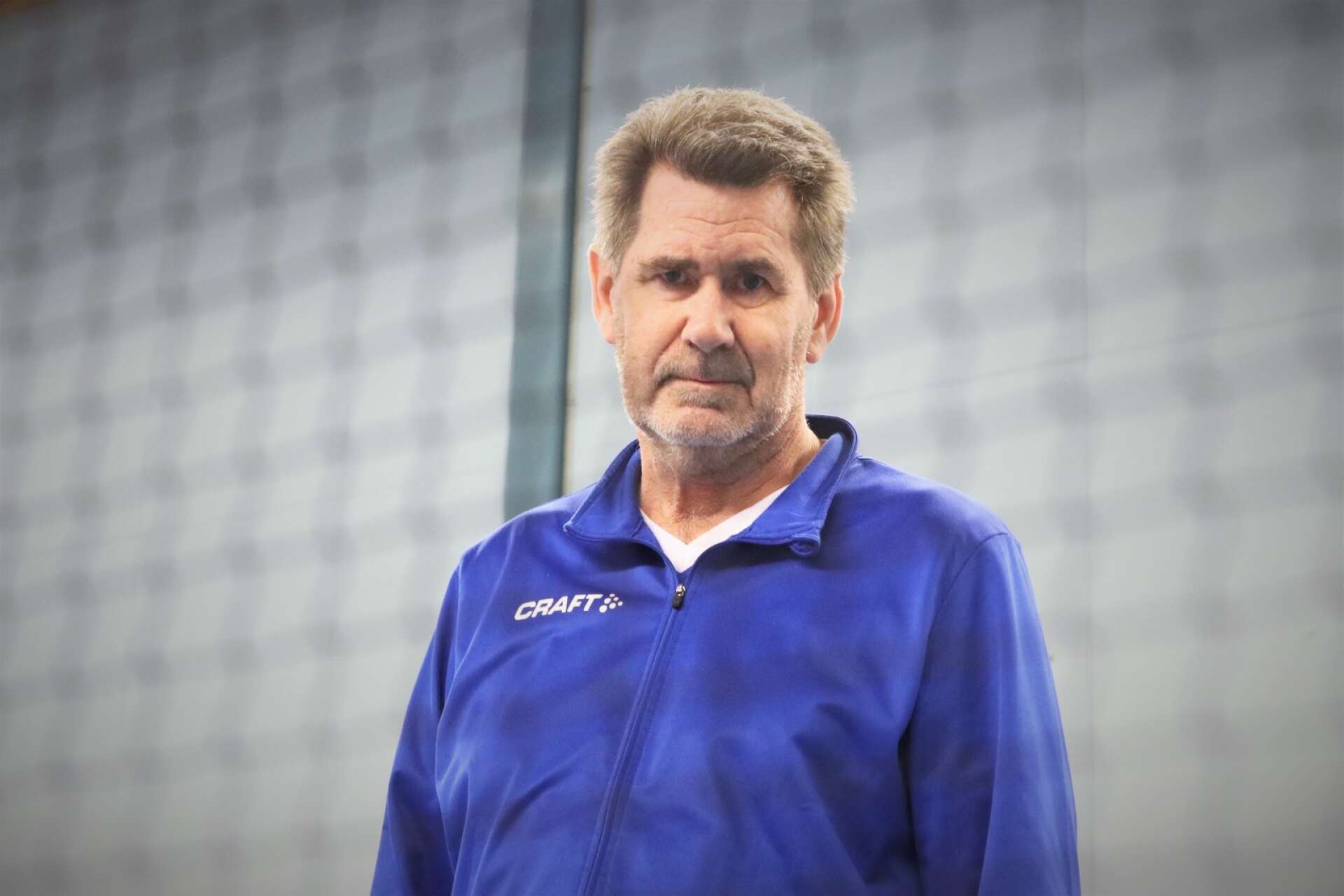 Åmåls badmintonnestor Tommy Hedlund är både ordförande och tränare i klubben.