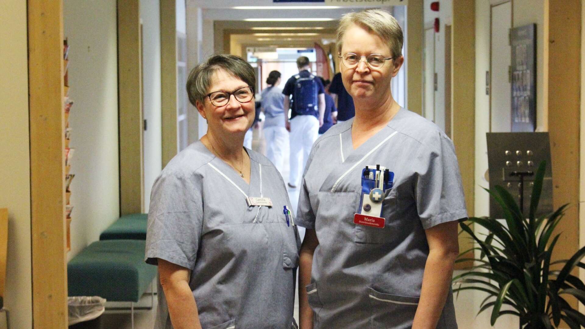 Sjuksköterska Camilla Johansson och distriktssköterska Maria Nytomt kommer att jobba med äldremottagningen dit patienter över 80 år kan ringa på ett direktnummer.