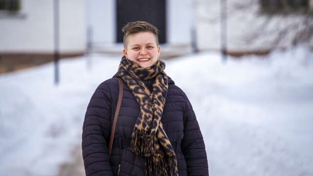 Signe Granfrid, 29 år, gör sin första arbetsdag som präst i Åmåls församling nästa vecka. Först väntar prästvigning i Karlstads domkyrka på söndag.