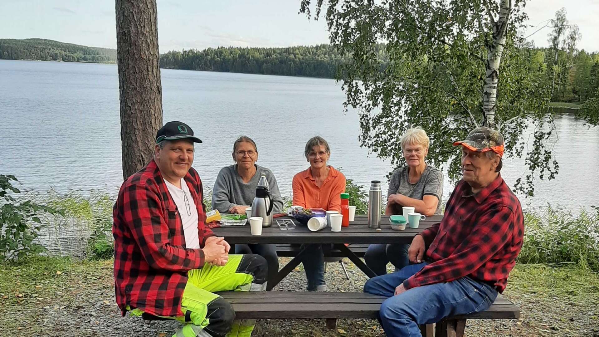 Delar av röjarlaget i Ärtemark, från vänster Erik Sandberg, Ulrika Sandberg, Cecilia Hansson, Ewa Ljungberg och Donald Andersson.