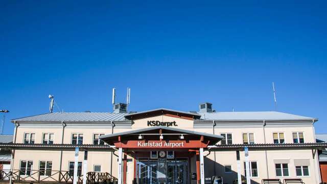 Polisen har fått in en anmälan om att lampor har krossats på Karlstad Airport.