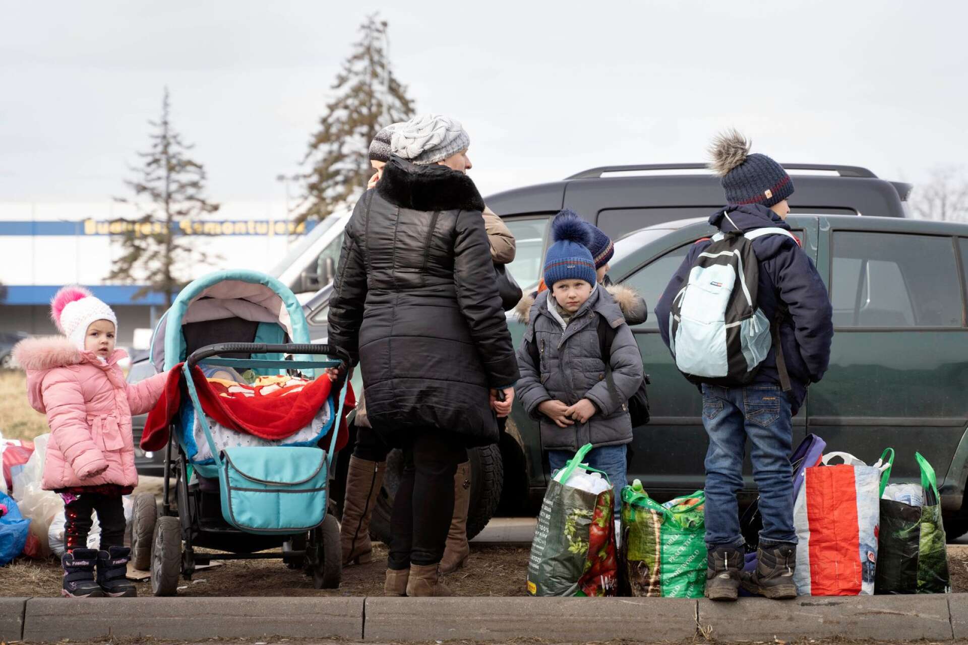Ukrainska flyktingar vid uppsamlingsstationen i staden Przemysl i Polen.