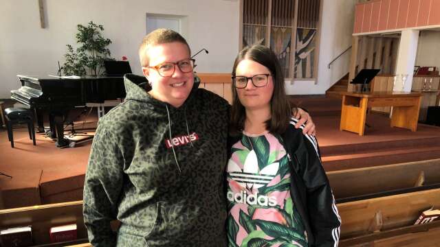 Emma Eriksson, till vänster, och Johanna Key, fick inte viga sig i Equmeniakyrkan i Arvika. Nu diskuteras dock saken inom församlingen och ett beslut om att tillåta samkönade vigslar eller ej kommer den 25 november på ett församlingsmöte. Då håller man en sluten omröstning.