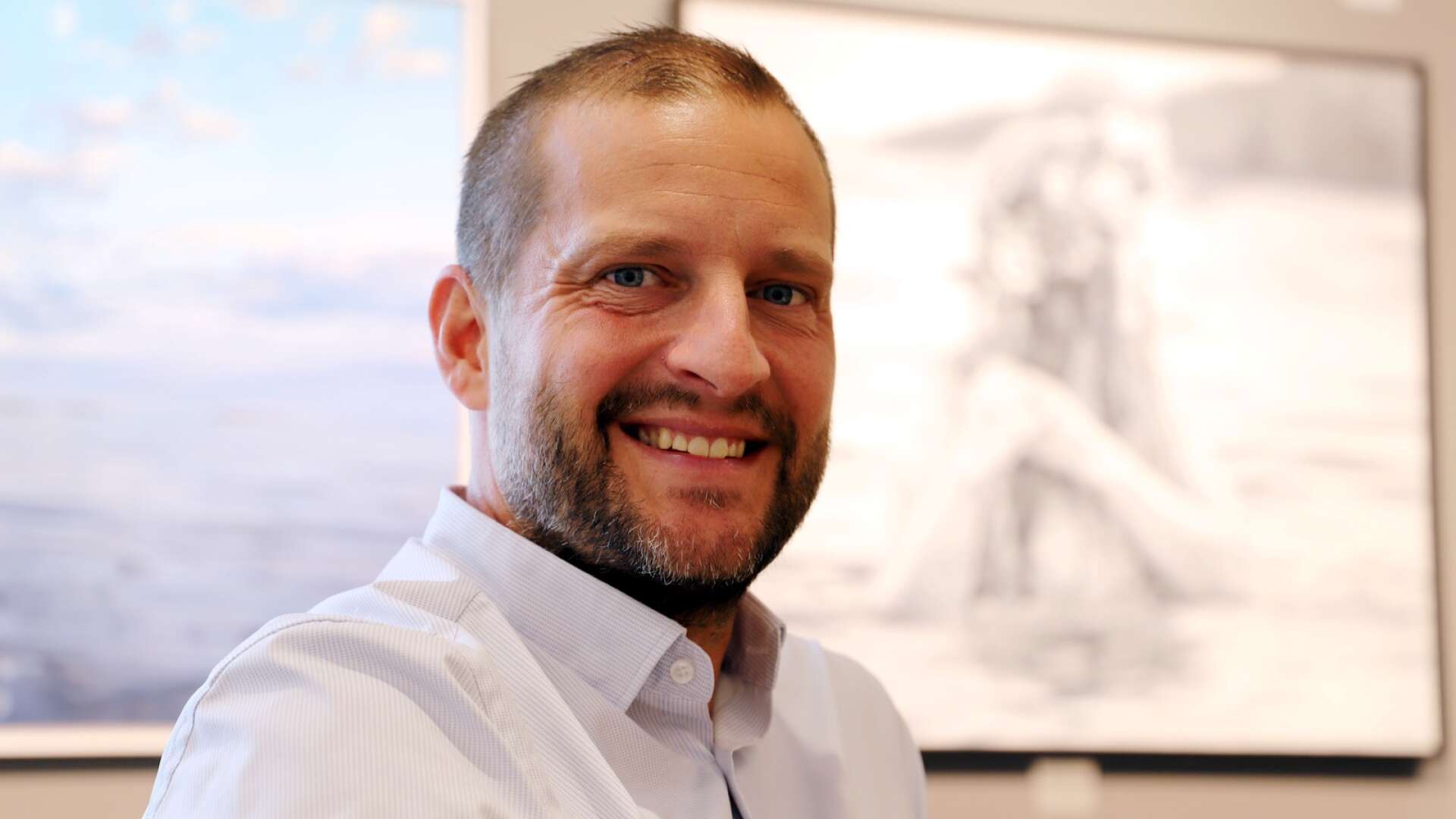 Konstnären Mathias Frykholm är nyinvald medlem i Värmlands konstnärsförbund och dessutom aktiv i – tills nyss – två gallerier. I september kliver han ur ett av dem, för att säkra mer tid till sitt konstnärliga skapande.