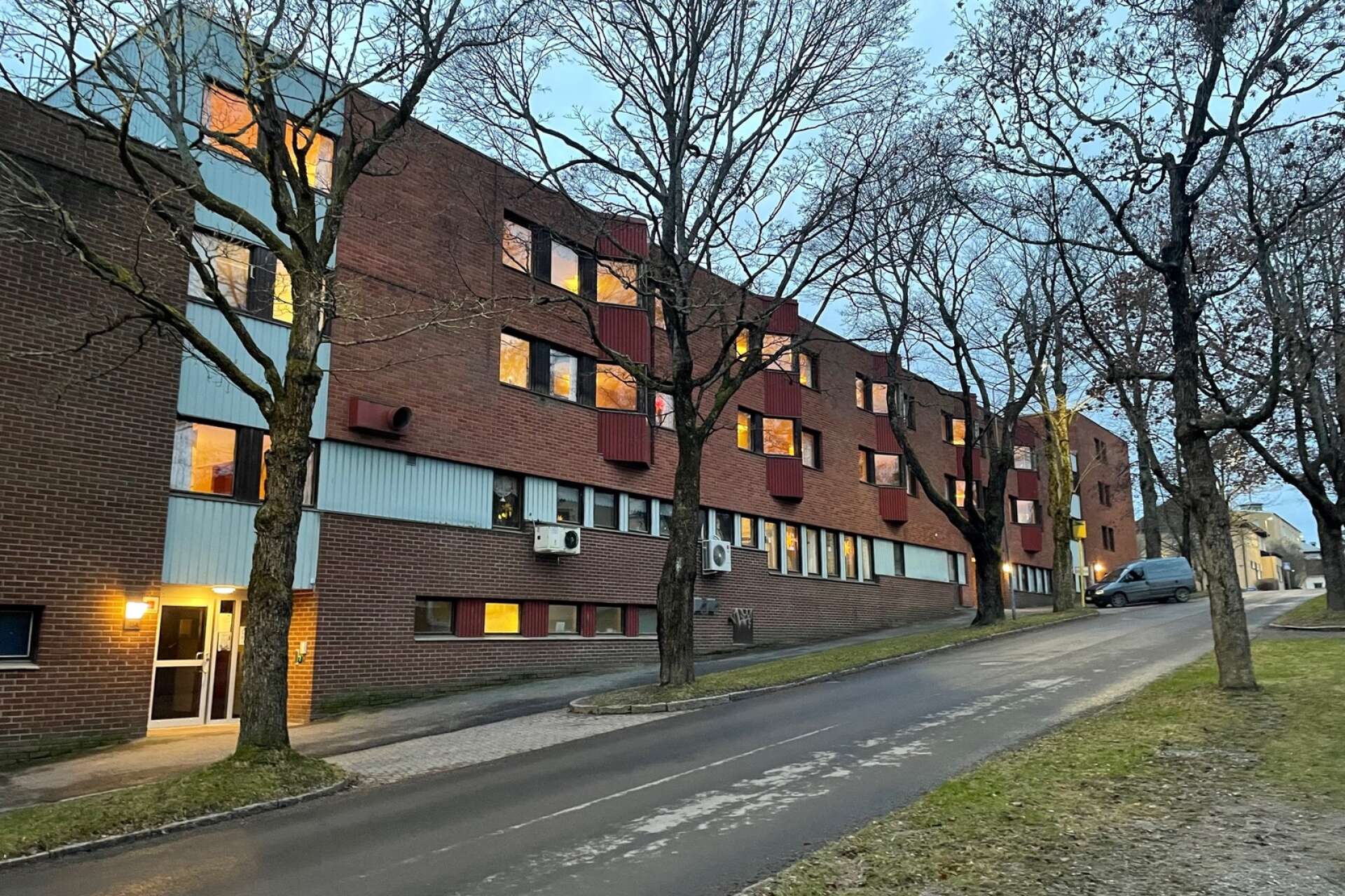 Träffpunkt Smedberg, som debatterats den senaste veckan, ligger i servicehuset Smedberg, men verksamheten är öppen för alla äldre i Arvika.