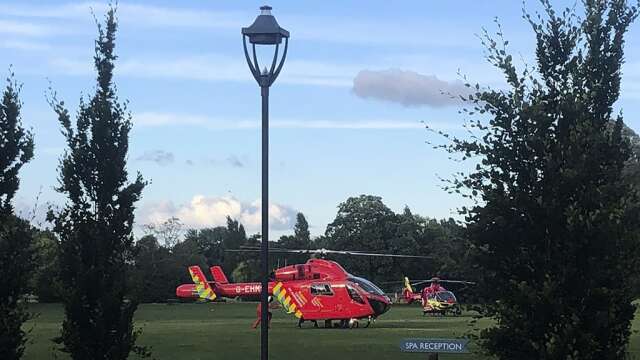 En ambulanshelikopter landar i Forbury Gardens i centrala Reading.