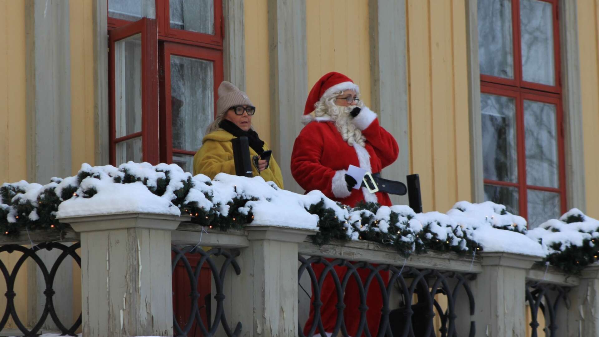 Likt ett julkort var det när Omtänksamma Kristinehamn och tomten framträdde på Wahlundsgårdens balkong. 